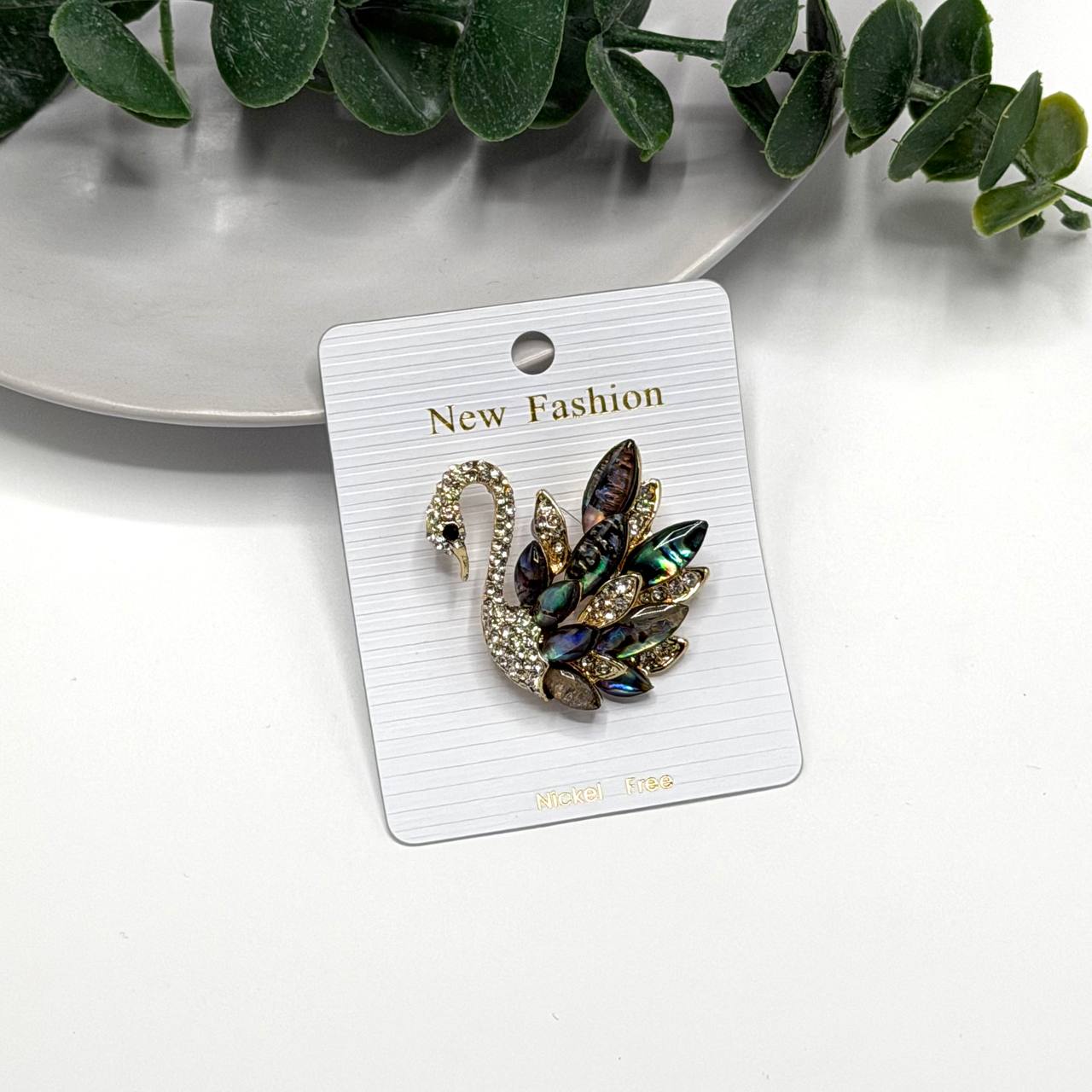 سنجاق سینه مجلسی قو نگیندار  هدیه خاص و جذاب