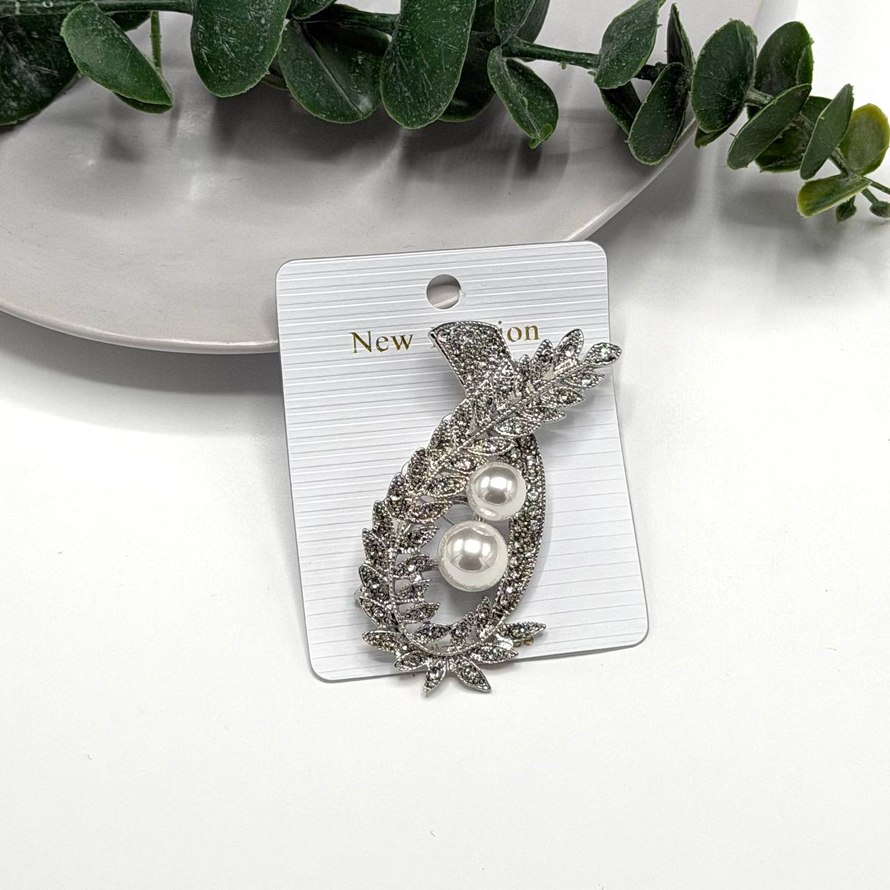 سنجاق سینه مجلسی نگین و مروارید هدیه خاص و جذاب