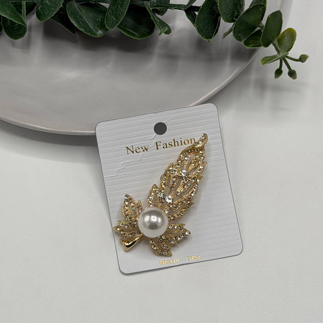 سنجاق سینه مجلسی برگ مرواریدی هدیه خاص و جذاب