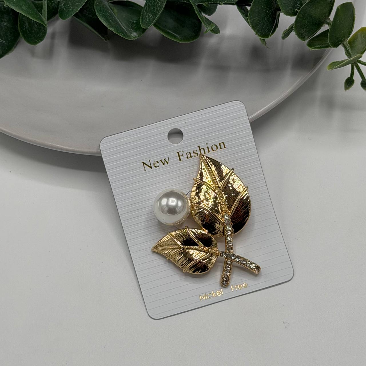 سنجاق سینه مجلسی دو برگ مرواریدی هدیه خاص و جذاب