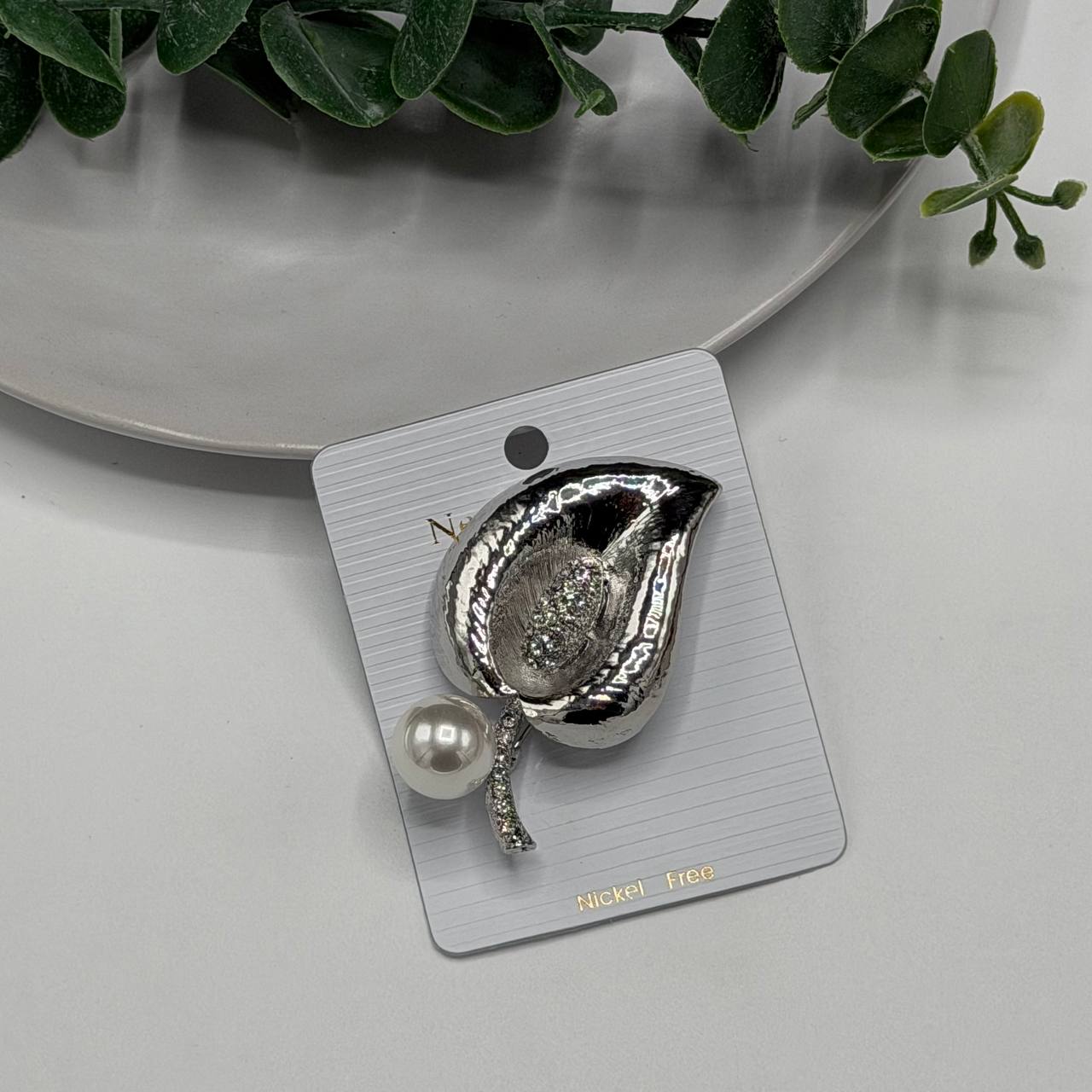 سنجاق سینه مجلسی برگ مروارید نقره ای هدیه خاص و جذاب