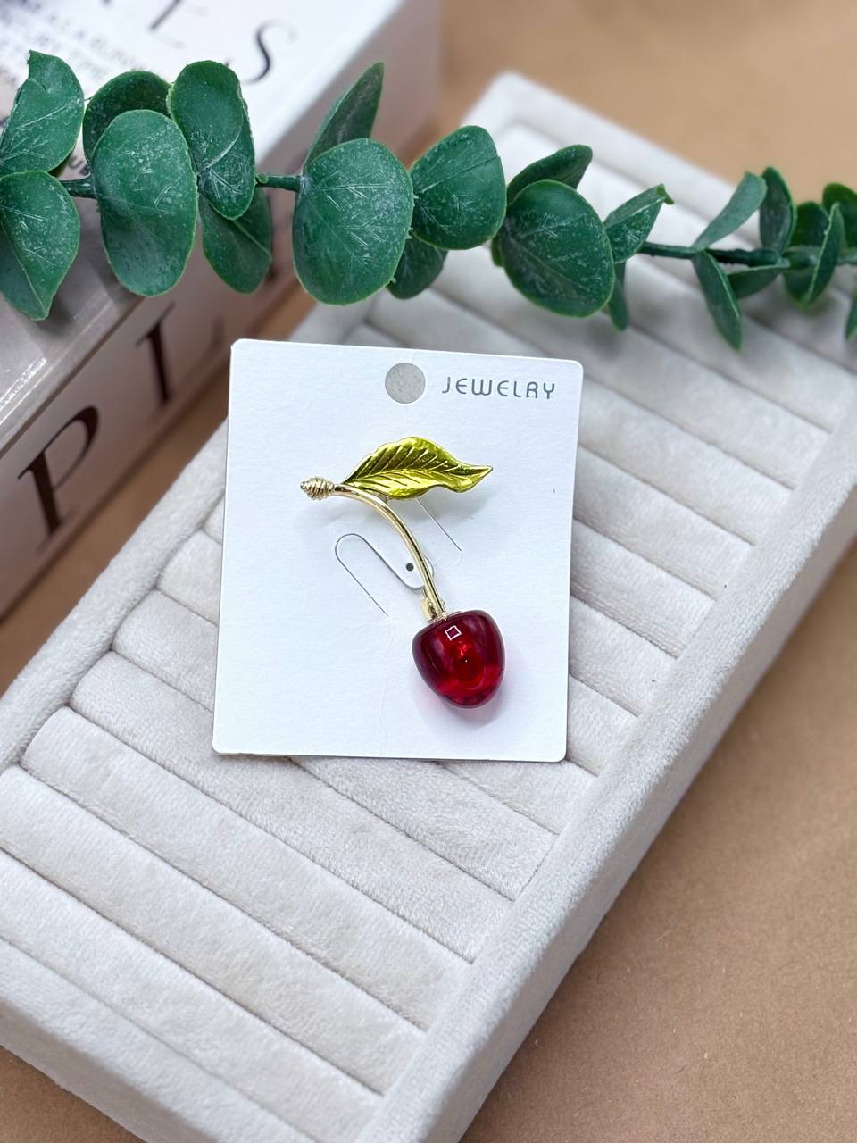 سنجاق سینه مجلسی آلبالو سرخ هدیه خاص و جذاب