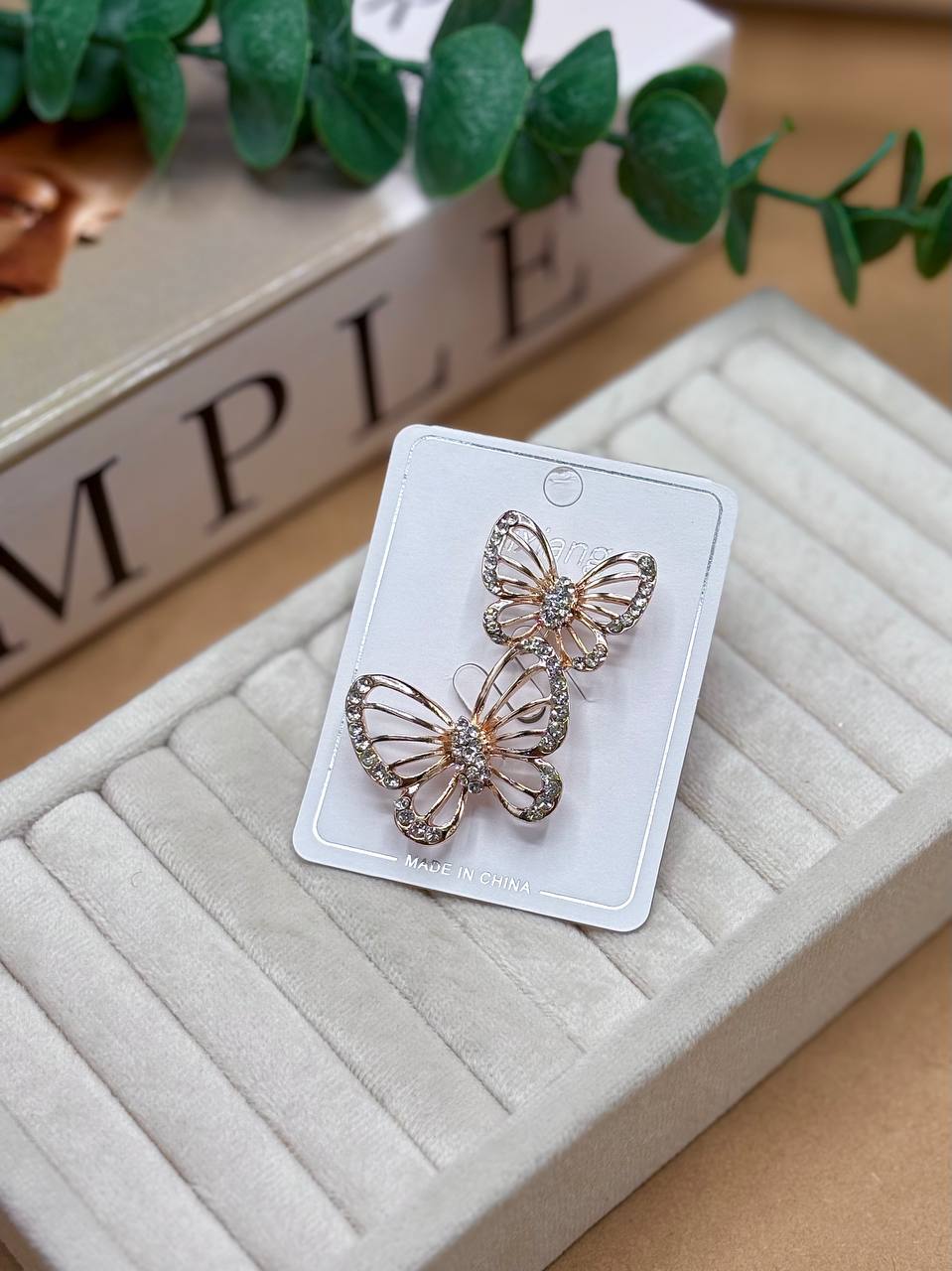 سنجاق سینه مجلسی پروانه هدیه خاص و جذاب