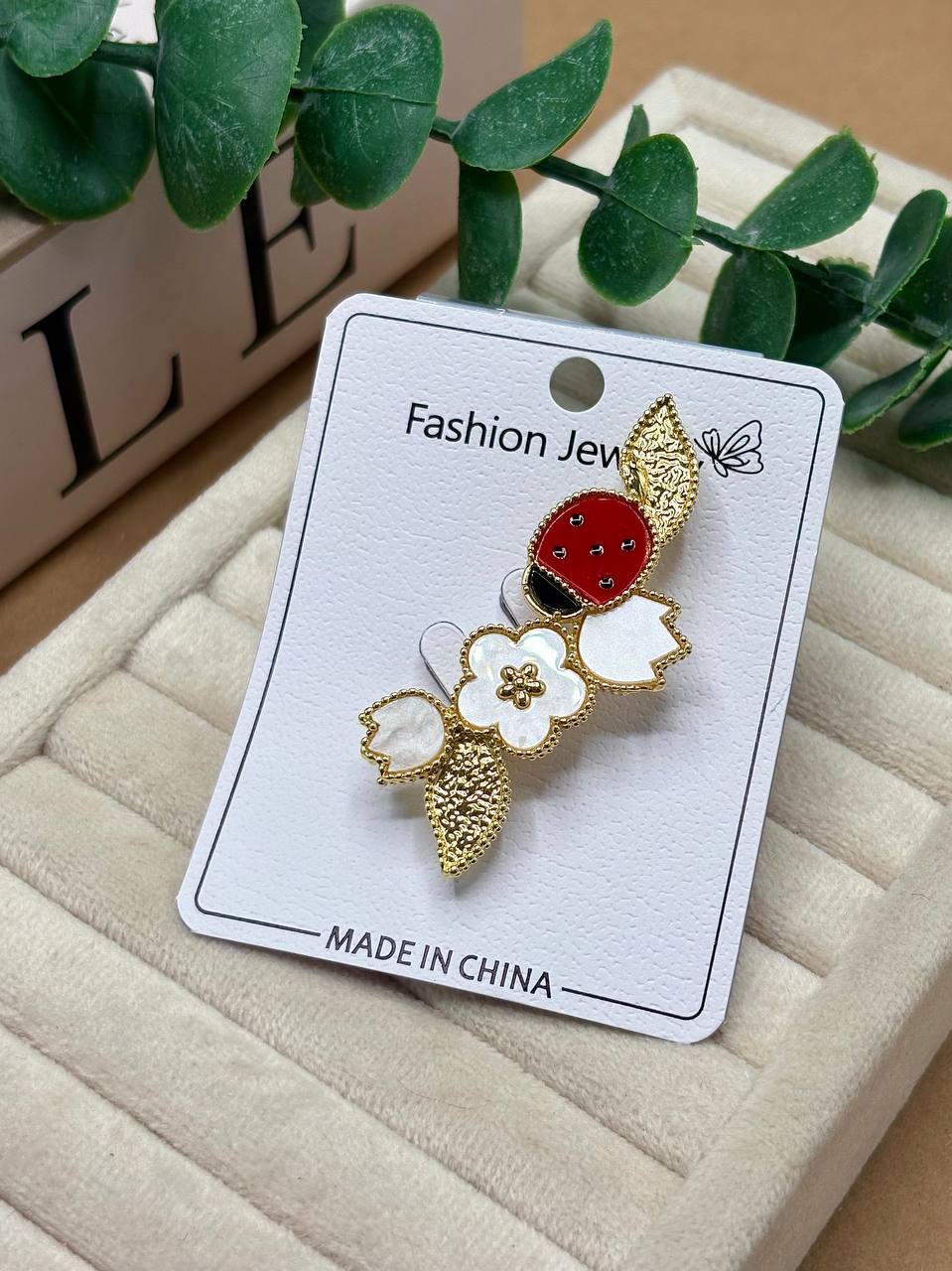 سنجاق سینه مجلسی کفشدوزک و گل هدیه خاص و جذاب