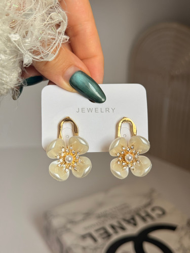 گوشواره مینیمال گل صدفی طلایی