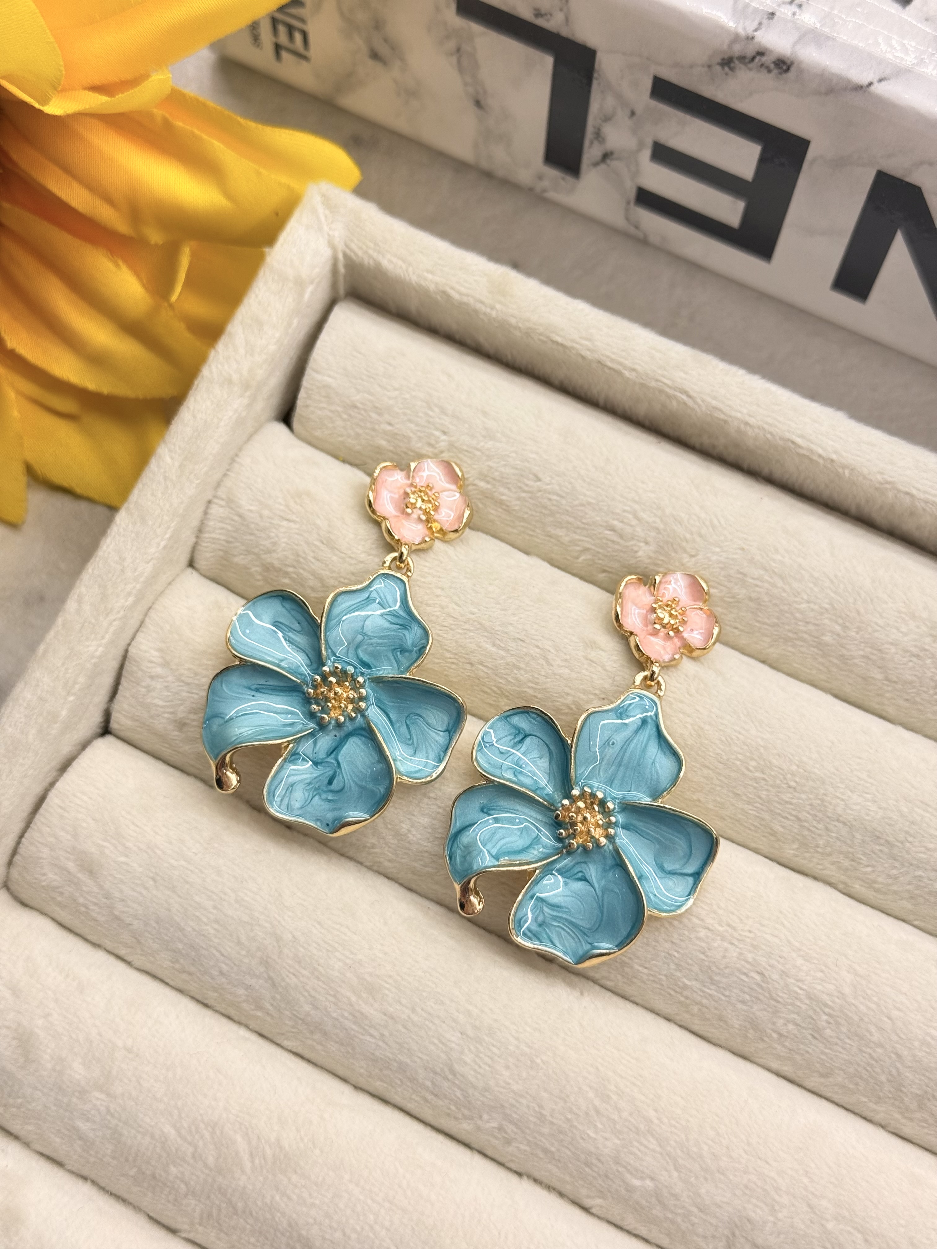 گوشواره میناکاری گل برجسته آبی آسمانی سایز کوچکتر