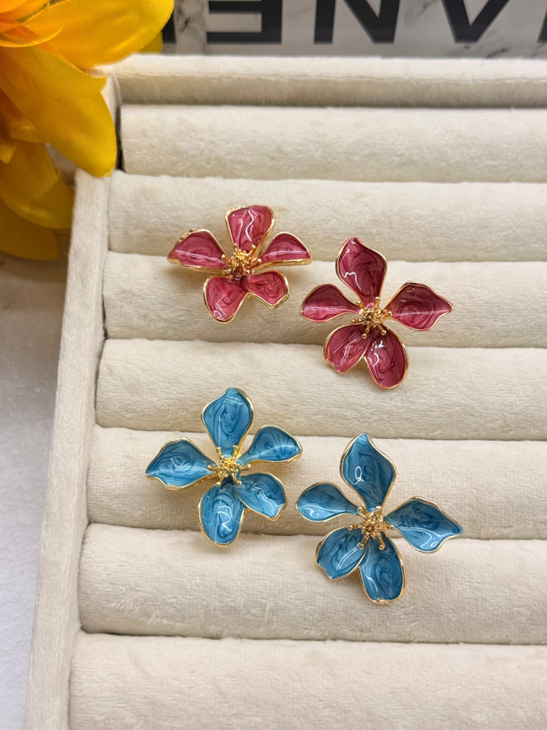 گوشواره میناکاری طرح گل برجسته پنج پر آبی