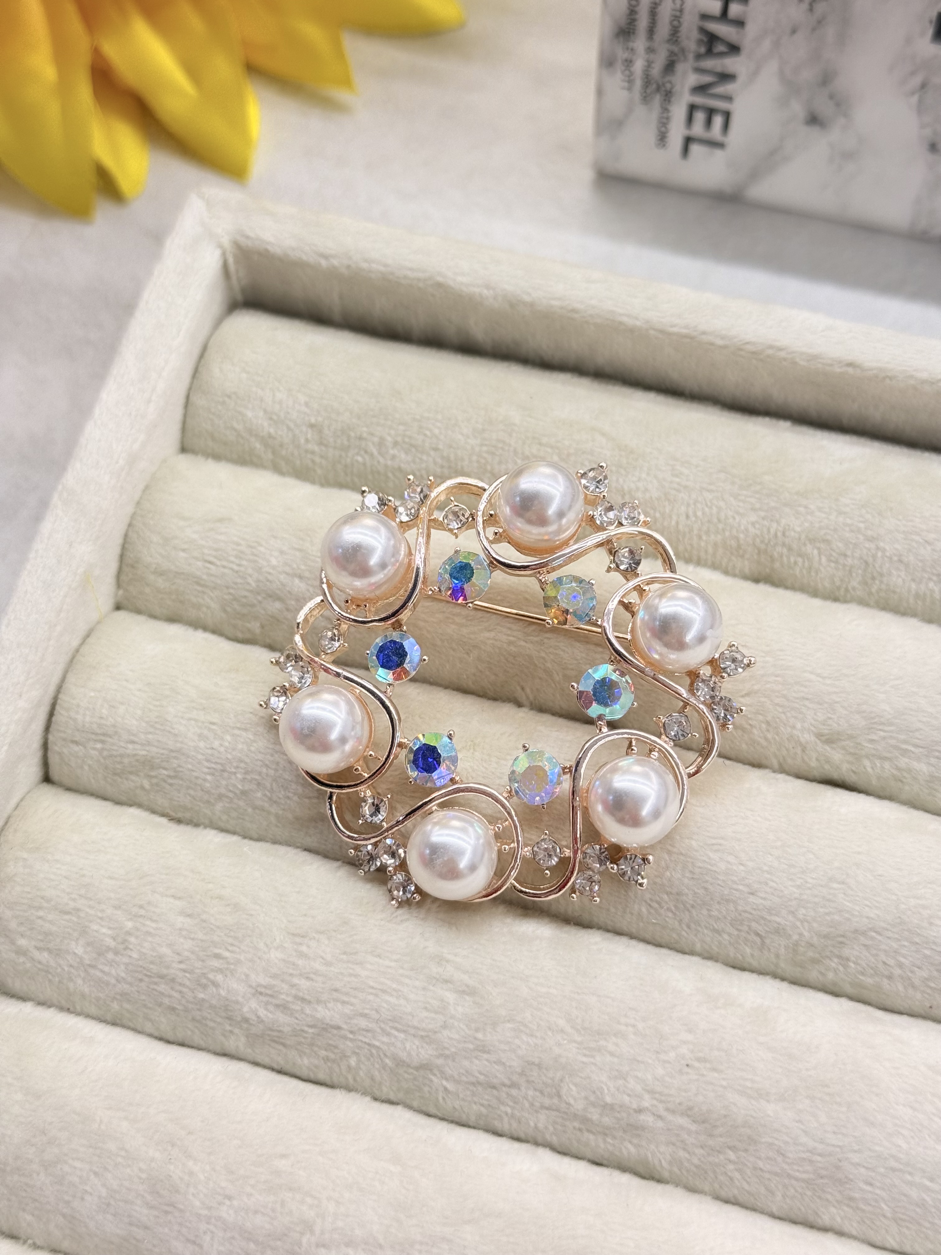 گل سینه حلقه مروارید و نگین هفت رنگ کد mah0۱۵۸
