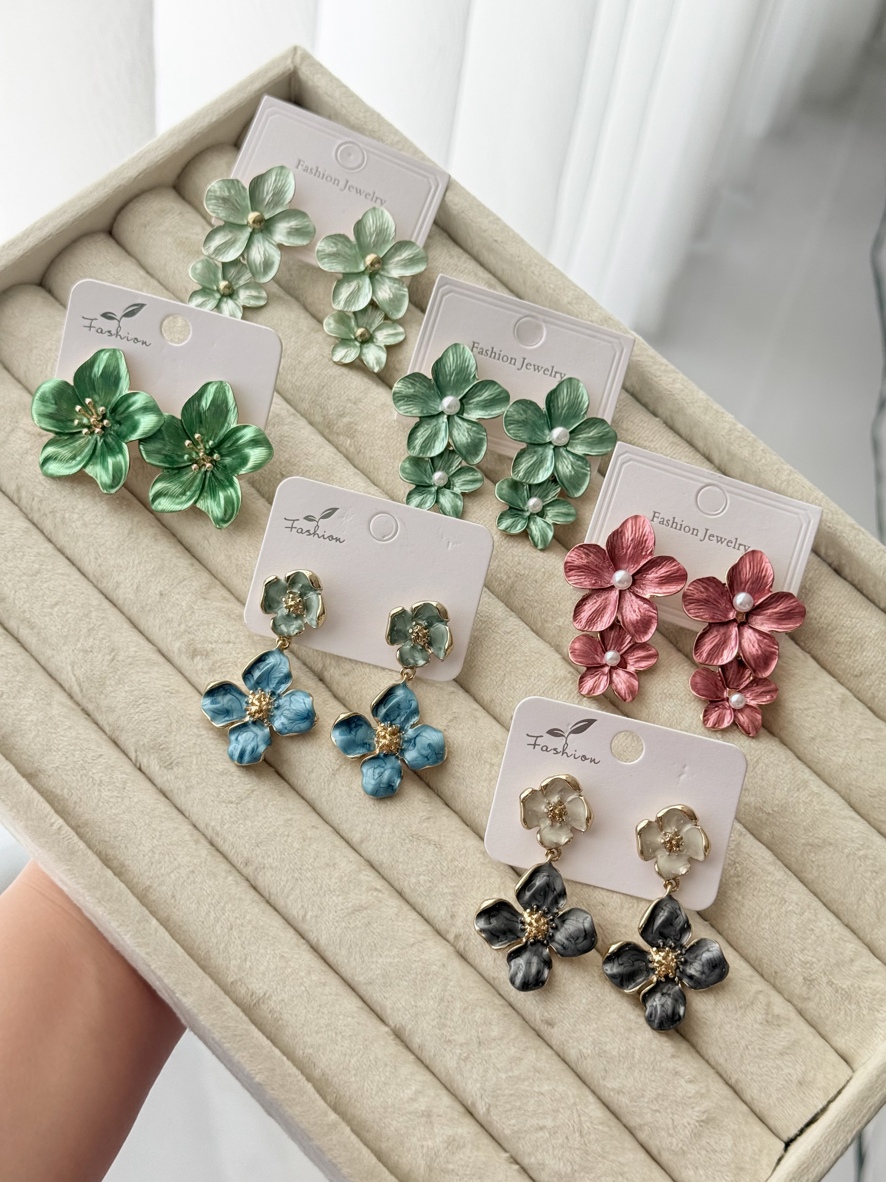 گوشواره گل برجسته مشکی